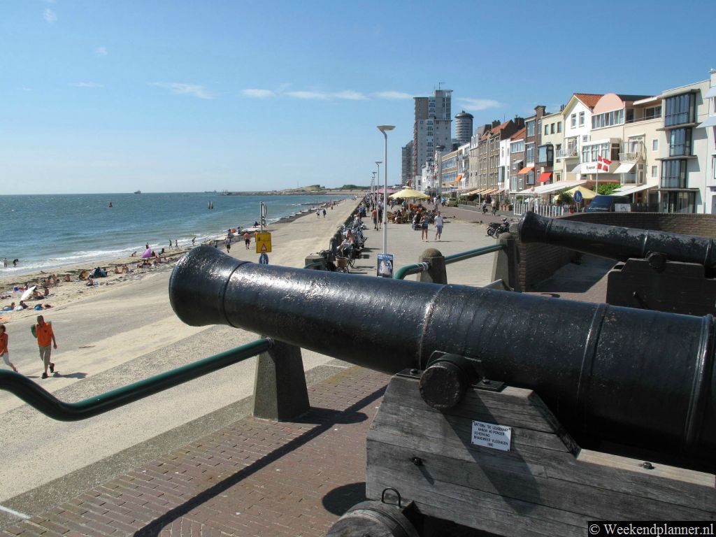 Langs Boulevard Evertsen zijn veel hotels, restaurants en cafés met terrassen die uitkijken over het strand en de zee. Tip: Neem een goede verrekijker mee.